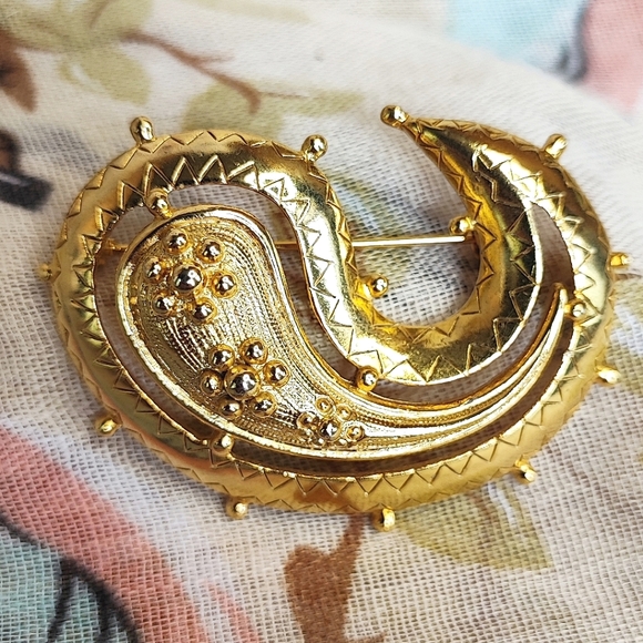 Paisley Gold Tone Electroplate Unsigned Unisex Vintage Brooch Pin Open Cut - Picture 4 of 8